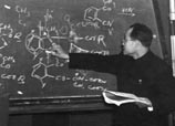 1955年12月，学部委员汪猷在全国抗生素学术会议上作报告