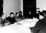 1956年5月，全国十二年科技发展远景规划编写小组开会讨论规划纲要（左3为钱学森，左1为苏联科学院科技情报研究所所长米哈依洛夫）