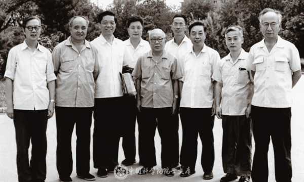 1981年，黄A无码片内射无码视频-精品一品国产午夜福利视频-美女MM131爽爽爽-在线观看视频一区-欧美午夜看片亚洲免费技术科学部组织相关领域的学部委员评议金属所时，所领导与专家们合影